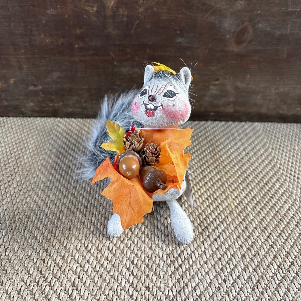 ANNALEE Gray 6" Getting Ready Squirrel Acorn On Fall Leaves 2018